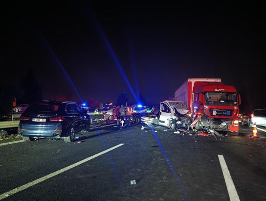 Adana’da TIR, yol kenarındaki 3 araca çarptı; 8 yaralı