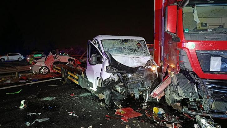 Adana’da TIR, yol kenarındaki 3 araca çarptı; 8 yaralı