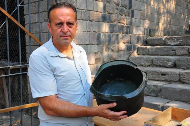 Pergamon'daki 'Mozaikli Ev'de 1400 yıllık bronz kazan bulundu