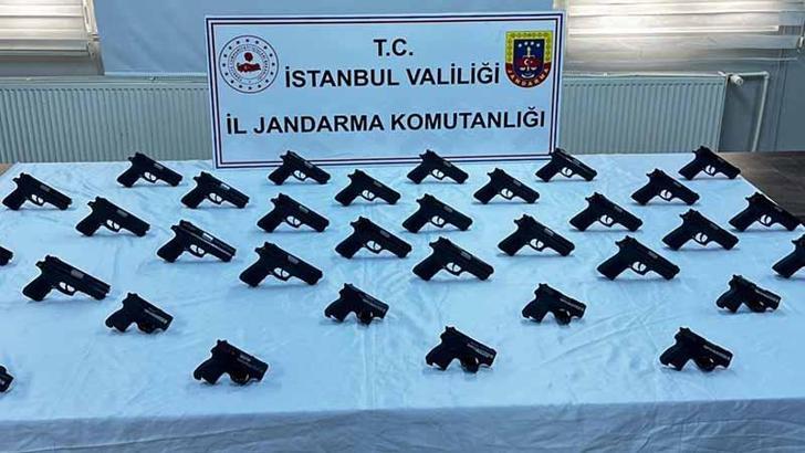 Eyüpsultan'da Jandarmadan trafikte silah kaçakçılarına operasyon: Oyuncak poşetindeki karton kutudan 50 silah çıktı