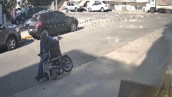 İstanbul-Pendik'te tekerlekli sandalye ile kaldırımdan düştü; esnaf yardıma koştu