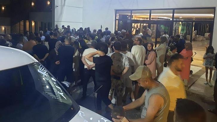 Elektrik kesintisi nedeniyle klimalar çalışmayınca, müşteriler resepsiyona inip tepki gösterdi