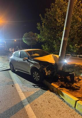 Aydınlatma direğine çarpan otomobildeki 2'si çocuk, 4 kişi yaralandı