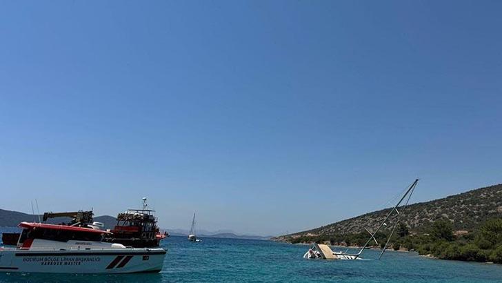 Bodrum'da kayalıklara sürttükten sonra karaya oturan yelkenli için kurtarma çalışması