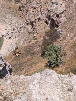 Freni çekilmeyen greyder, otomobili uçuruma sürükledi: 1 ölü, 1 yaralı