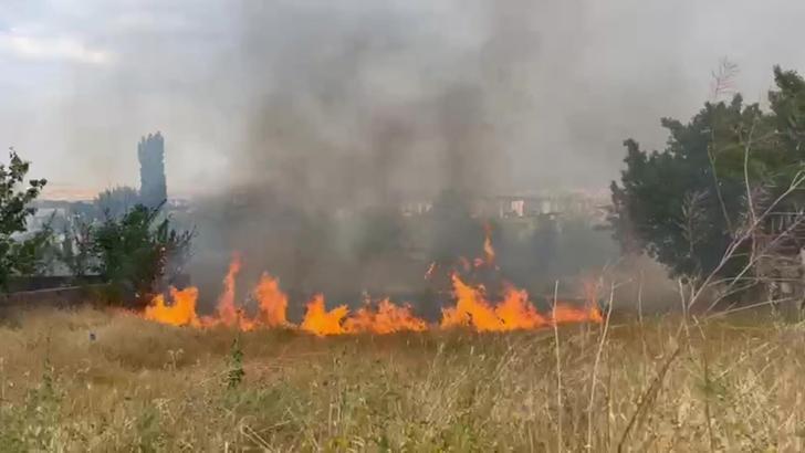 Sivas'ta ot yangınında alevler evlerin eklentilerine sıçradı