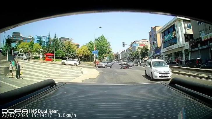 İstanbul-Ümraniye’de trafik ışıklarına uymayan yayaya motosiklet çarptı