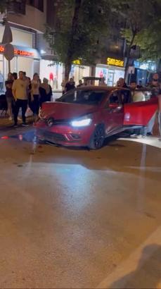 3 otomobilin karıştığı zincirleme kazada 4 kişi yaralandı