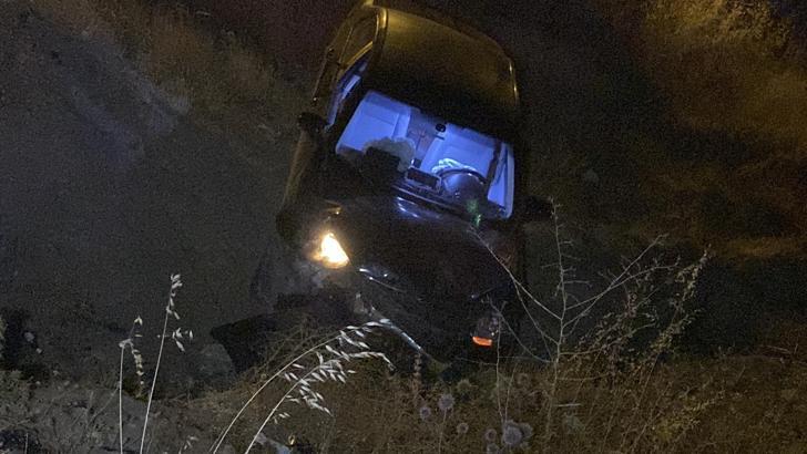 Elazığ’da şarampole düşen otomobildeki 5 kişi yaralandı