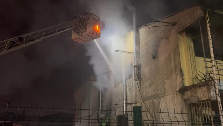 İstanbul - Zeytinburnu’nda boya imalathanesinde çıkan yangın söndürüldü