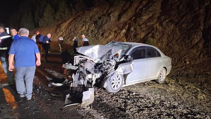 Otomobil orman yangınına su taşıyan tankere çarptı: 1'i ağır 2 yaralı