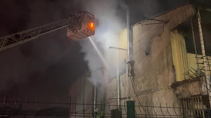 Zeytinburnu’nda boya imalathanesinde çıkan yangın söndürüldü