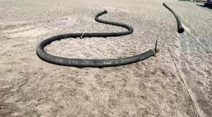 Kirlilikle gündeme gelen sahilde 500 metrelik boru kıyıya vurdu