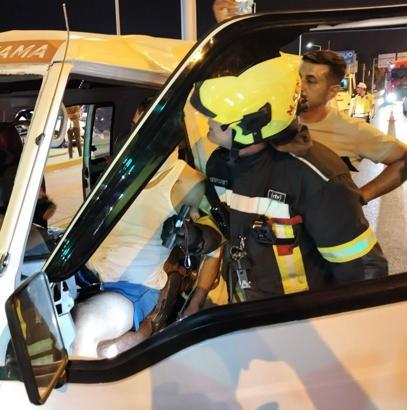 Minibüste sıkışan sürücüyü itfaiye kurtardı