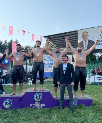 Kemer Belediyesi güreşçileri kürsüye çıktı