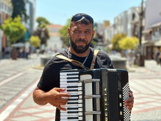 Sokak müzisyeninden ‘Gölgede bile pişiyorum’ şarkısı