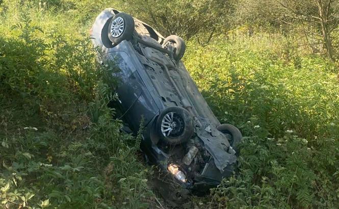 Lastiği patlayan otomobil, şarampole yuvarlandı: 1 yaralı