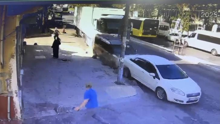 İstanbul- Sultanbeyli'de kaza sonrası tutanak tutulurken kayan TIR 5 araca ve markete çarptı