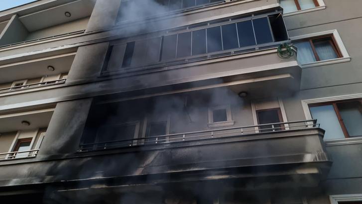 Binada çıkan yangında 2'nci katın balkonundan düşüp yaralandı