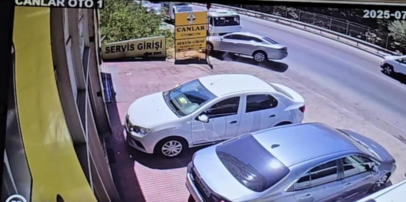İstanbul- Sultanbeyli'de otomobil ağaçlık alana savruldu; kaza kamerada