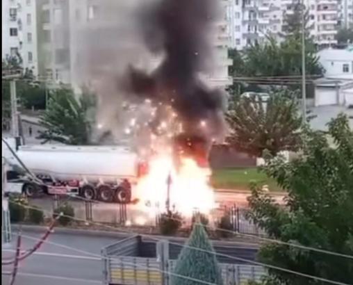 Tankere arkadan çarpıp alev alan otomobildeki patlama kamerada