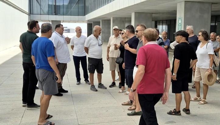 Tekirdağ’da 1 aydır su kesintisi yaşayan site sakinleri, büyükşehir belediyesi önünde açıklama yaptı