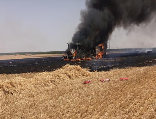 Aksaray’da  traktör ve tarım makinesi yandı