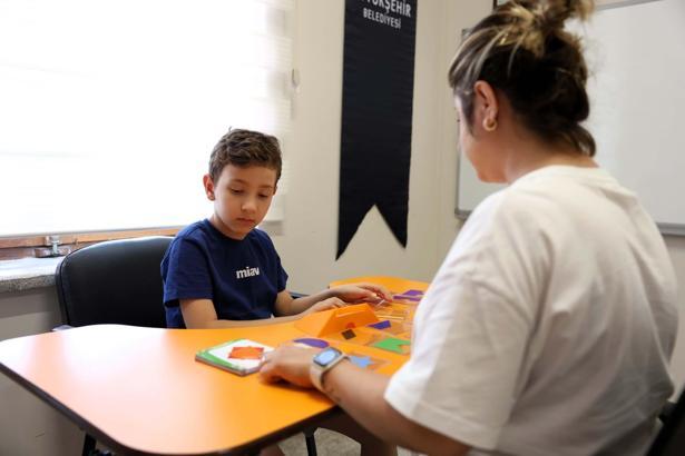 Otizm Destek Merkezleri'nde eğitim gören Mustafa Ali, BİLSEM'e kabul edildi