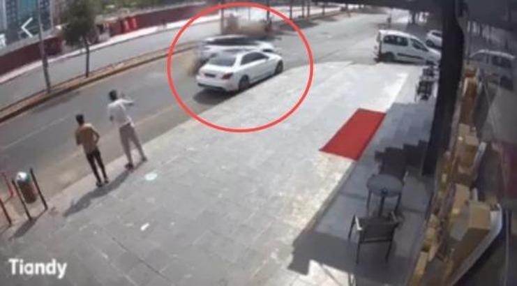 Cipe çarpan taksinin takla attığı kaza kamerada