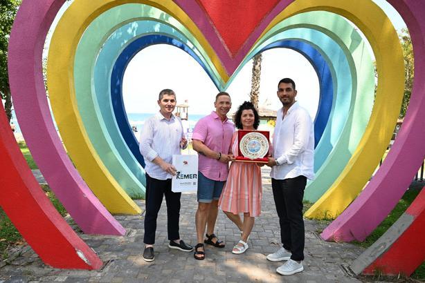 20 yıldır Kemer'e gelen Finli çifte teşekkür plaketi