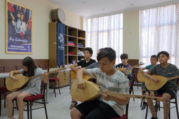 Aydın'da çocuklara yaz kurslarında bağlama eğitimi