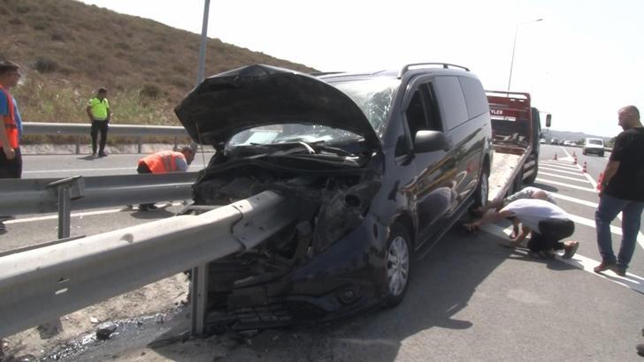 İstanbul- Arnavutköy'de minibüs bariyere saplandı