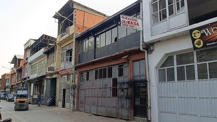 İnegöl’de çatı çöktü: 5 metreden düşerek yaralandı