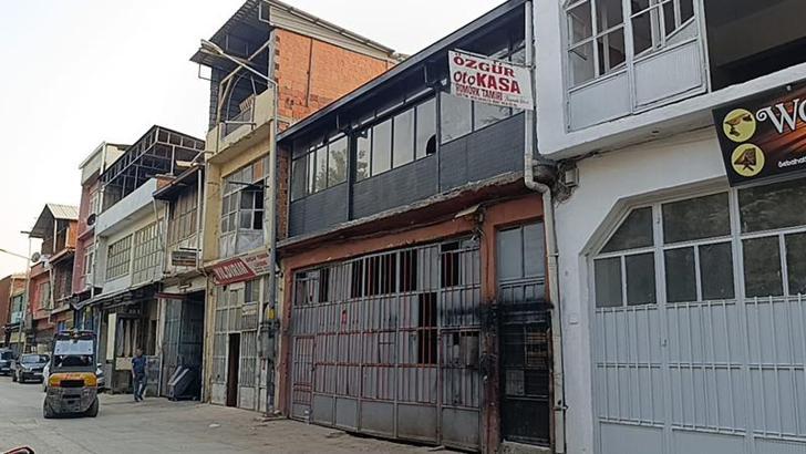 İnegöl’de çatı çöktü: 5 metreden düşerek yaralandı