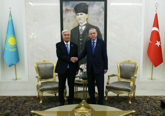 Cumhurbaşkanı Erdoğan, Kazakistan Cumhurbaşkanı Tokayev'i resmi törenle karşıladı