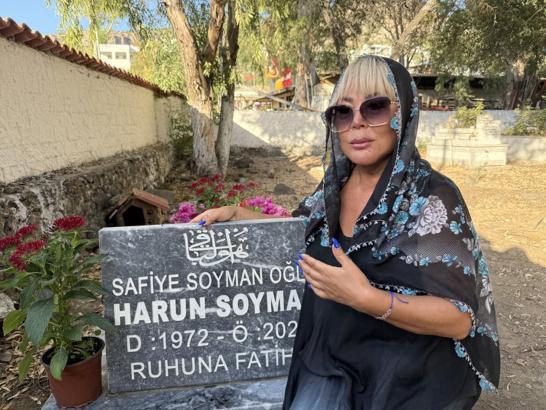 Safiye Soyman, oğlu Harun’u ölümünün 1’inci yılında gözyaşlarıyla andı