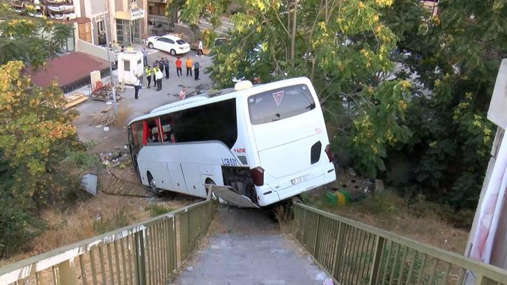 İstanbul - Maltepe'de servis otobüsü şarampole uçtu: 8 yaralı