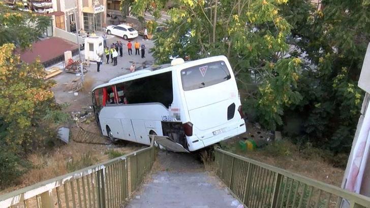 Maltepe'de servis otobüsü şarampole uçtu: 8 yaralı