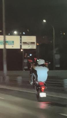 İstanbul - Haliç Köprüsü’nde motosiklet sürücüsünün tek teker üzerinde tehlikeli yolculuğu kamerada