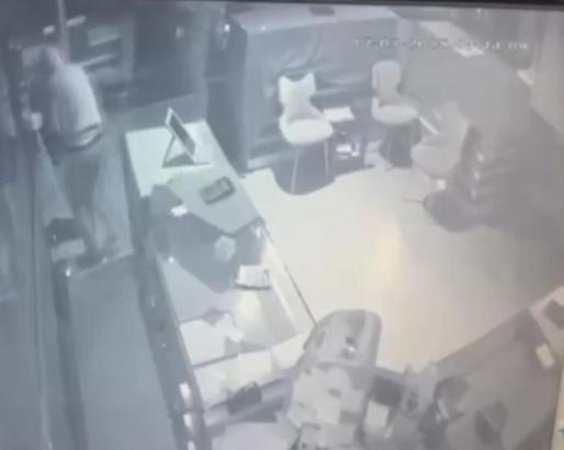 İstanbul - Gaziosmanpaşa'da kuyumcudan 3 kilogram altın çalan şüpheliler kamerada