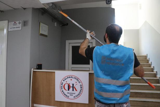 Kayseri'de 18 yükümlü, okulu boya yaparak yeni eğitim yılına hazırladı