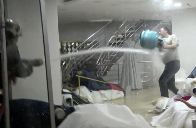 Dükkanındaki gelinlikleri yakmaya çalışan iş yeri sahibine tazyikli suyla müdahale