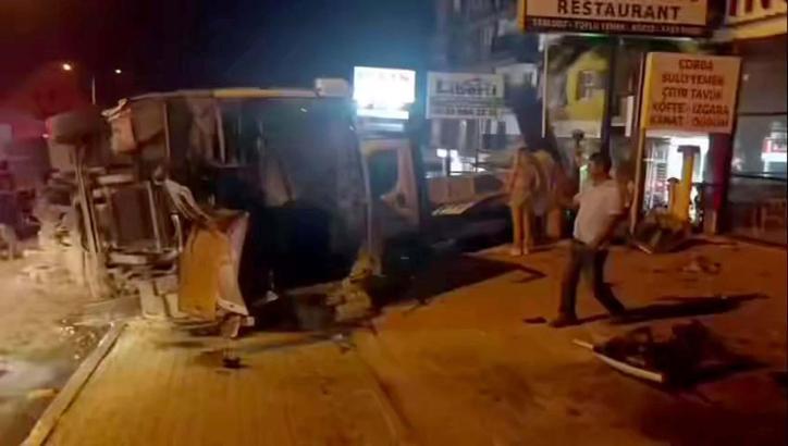 Kuşadası’nda turistleri taşıyan midibüsü devrildi: 5 yaralı