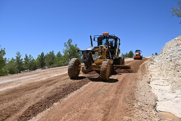 Büyükşehir Mut’ta 9 köyü birbirine bağlayan grup yolunu yeniledi