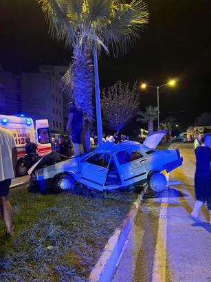 Kontrolden çıkarak refüjdeki ağaca çarpan otomobilin sürücüsü öldü