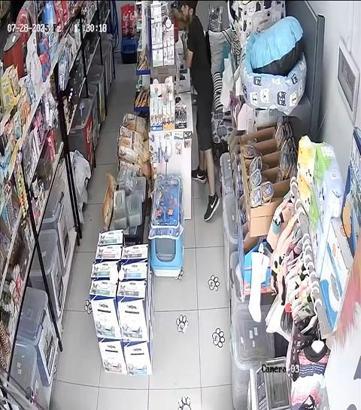 İstanbul - Esenyurt'ta biri oyaladı diğeri cep telefonunu böyle çaldı