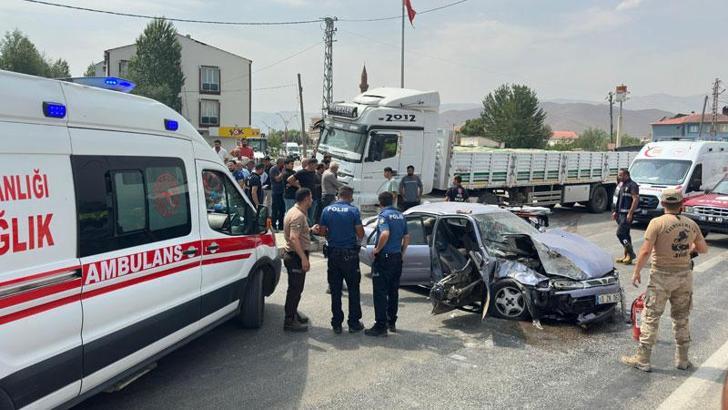 Van'da TIR ve otomobil çarpıştı; aynı aileden 4 kişi yaralandı