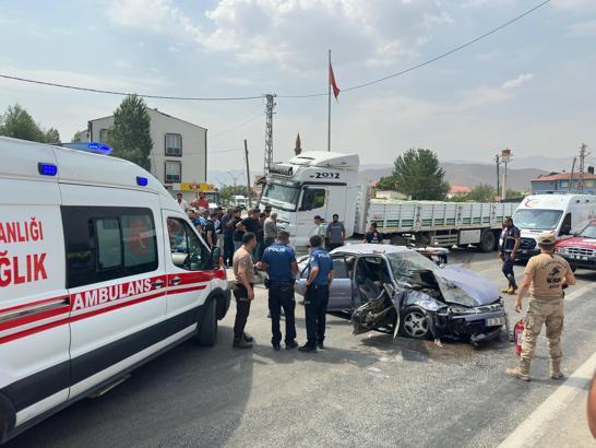 Van'da TIR ve otomobil çarpıştı; aynı aileden 4 kişi yaralandı