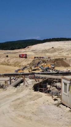 İstanbul - Çatalca'da kum ocağında göçük; 2 işçi balçık içinde kaldı-1