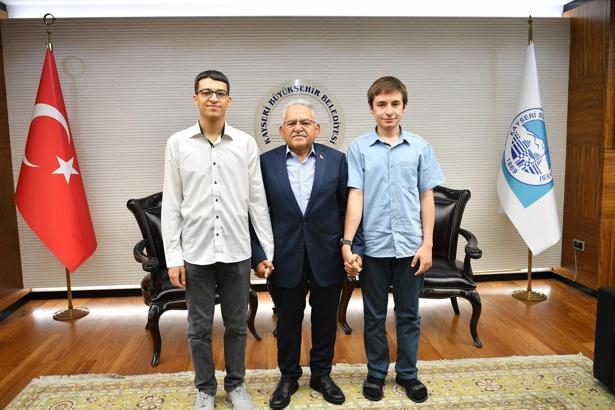 Başkan Büyükkılıç, YKS’de başarılı olan öğrencileri ağırladı